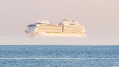 Vapoarele „zboara” tot mai des in apropiere de tarmul insulelor britanice - un vas de croaziera a fost fotografiat deasupra orizontului Vapoarele „zboara” tot mai des in apropiere de tarmul insulelor britanice - un vas de croaziera a fost fotografiat deasupra orizontului