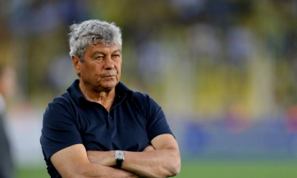 Mircea Lucescu nu are parte de pace cu fanii lui Dinamo Kiev. Sustinatorii alb albastrilor au afisat un mesaj rasist la adresa antrenorului roman Mircea Lucescu nu are parte de pace cu fanii lui Dinamo Kiev. Sustinatorii alb albastrilor au afisat un mesaj rasist la adresa antrenorului roman