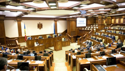 Parlamentul se va intruni maine in sedinta. Dinu Plingau: "Printre subiecte va fi si ridicarea imunitatii celor doi deputati"