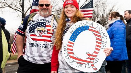 Cine este „mostenitorul” cultului QAnon. „Reteaua Sabmyk”, noua teorie a conspiratiei a extremei drepte americane