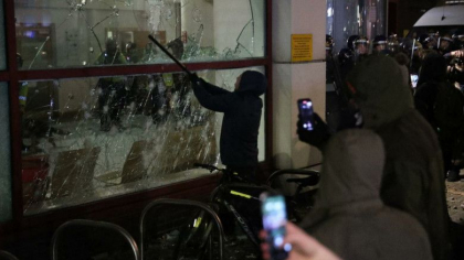 Marea Britanie. O demonstratie din Bristol a degenerat in violente. Protestatarii au atacat o sectie de politie, mai multi politisti au fost raniti - VIDEO/FOTO