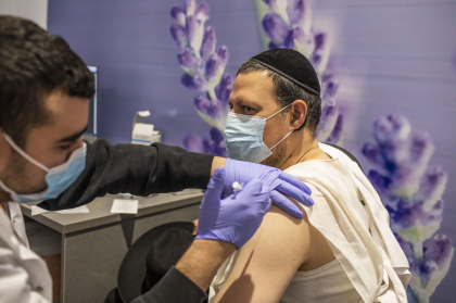Israelul revine incet la normalitate, dupa ce a vaccinat aproape jumatate din populatie
