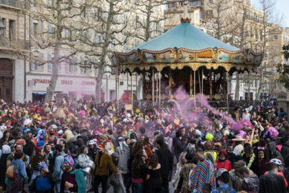 Incidente in Marsilia. Politia a folosit gaze lacrimogene pentru a dispersa miile de persoane care participau la un carnaval neautorizat - VIDEO Incidente in Marsilia. Politia a folosit gaze lacrimogene pentru a dispersa miile de persoane care participau la un carnaval neautorizat - VIDEO