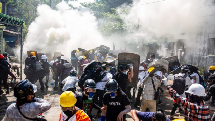 O fetita de 7 ani a fost impuscata mortal de fortele de ordine din Myanmar. Bilantul victimelor a ajuns la 261 O fetita de 7 ani a fost impuscata mortal de fortele de ordine din Myanmar. Bilantul victimelor a ajuns la 261