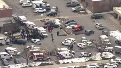 SUA. Un barbat inarmat cu un pistol a intrat intr-un supermarket din Colorado si a omorat zece oameni SUA. Un barbat inarmat cu un pistol a intrat intr-un supermarket din Colorado si a omorat zece oameni
