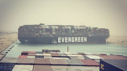Canalul Suez a fost blocat complet dupa ce o nava de mari dimensiuni a esuat. Explicatia incredibila a operatorului