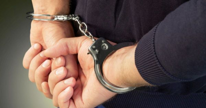 Doi inspectori vamali - retinuti de CNA pentru ca au cerut mita de la un barbat care importa de peste hotare o masina Doi inspectori vamali - retinuti de CNA pentru ca au cerut mita de la un barbat care importa de peste hotare o masina