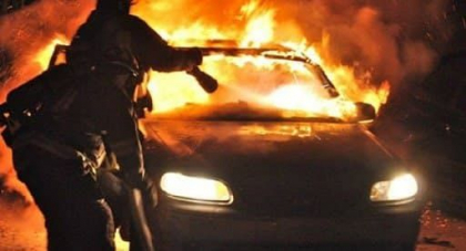 Incendiu intr-o parcare din Sangera. Patru masini - cuprinse de flacari: doua au ars in totalitate Incendiu intr-o parcare din Sangera. Patru masini - cuprinse de flacari: doua au ars in totalitate