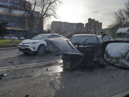Un BMW si un Mercedes s-au ciocnit violent pe o strada din capitala. Unul dintre soferi - transportat la spital - VIDEO/FOTO