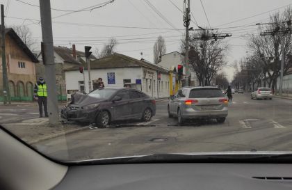Accident pe o strada din capitala. Doua automobile s-au ciocnit, iar unul a ajuns intr-un pilon - FOTO