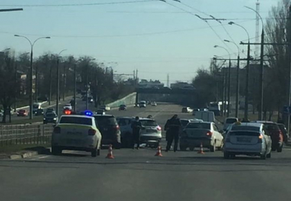 Accident matinal pe o strada din capitala. Trei automobile - implicate. Ce spune politia