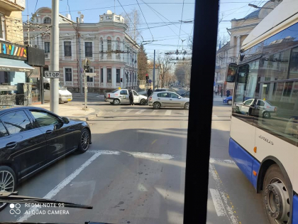 Accident la o intersectie din capitala. Doua automobile s-au lovit puternic - FOTO
