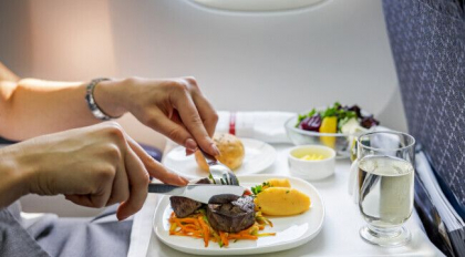 Compania aeriana care livreaza la domiciliu mancarea din avion. Cat costa serviciul Compania aeriana care livreaza la domiciliu mancarea din avion. Cat costa serviciul