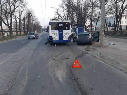 Un troleibuz si un taxi s-au ciocnit, in capitala. Trei persoane au avut nevoie de ingrijiri medicale - FOTO