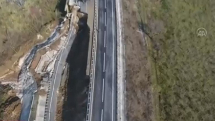 Imagini impresionante cu o autostrada din Turcia surpata din cauza unei alunecari de teren