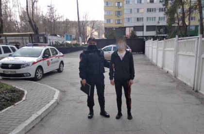 Trei tineri din capitala au fost prinsi cu droguri: unii din ei ar fi incercat sa scape de droguri chiar in timp ce discutau cu carabinierii - FOTO