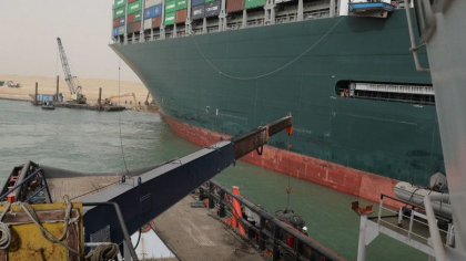 Nava care blocheaza Canalul Suez a fost repusa pe linia de plutire. Bursele au crescut imediat, pretul petrolului scade Nava care blocheaza Canalul Suez a fost repusa pe linia de plutire. Bursele au crescut imediat, pretul petrolului scade