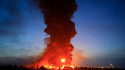Incendiu urias la una din cele mai mari rafinarii din Indonezia. 20 de raniti si mai multi oameni dati disparuti - FOTO