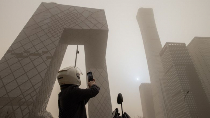 Fenomen in premiera in China. In Beijing cerul s-a facut galben, iar soarele a devenit un punct albastru - VIDEO Fenomen in premiera in China. In Beijing cerul s-a facut galben, iar soarele a devenit un punct albastru - VIDEO
