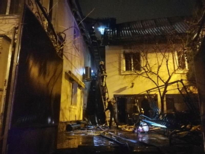 Pompierii vin cu precizari privind incendiul care a mistuit o casa cu doua etaje, la Buiucani: pompierii continua sa lucreze pentru localizarea si lichidarea incendiului - FOTO