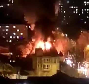 Incendiu puternic in capitala. O casa a luat foc. Trei echipaje de pompieri - la fata locului - VIDEO Incendiu puternic in capitala. O casa a luat foc. Trei echipaje de pompieri - la fata locului - VIDEO