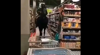 Rusia. A intrat pe cal in supermarket si s-a apucat de cumparaturi. Imaginile care fac inconjurul lumii - VIDEO