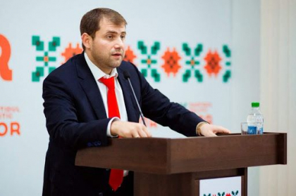 Ilan Sor catre Andrei Nastase, dupa ce Platforma DA va solicita Curtii Constitutionale ca partidul SOR sa fie scos in afara legii: "Aceasta nu este o actiune politica. Nu este o fapta barbateasca. Stii ce e asta? Convulsii!"