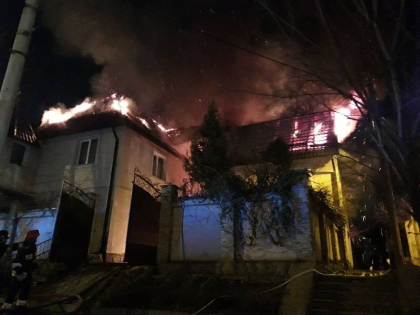 Specialistii au stabilit cauza incendiului care a mistuit o casa de locuit de pe o strada din capitala - FOTO