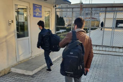 Doi tineri originari din Irak, fara acte de identitate, depistati de angajatii Biroului Migratie si Azil Doi tineri originari din Irak, fara acte de identitate, depistati de angajatii Biroului Migratie si Azil