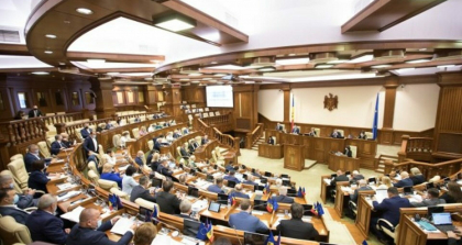 16 amendamente, toate de la PAS, respinse in Parlament: s-a propus 15 zile de stare de urgenta sau compensarea a cate o mie de lei pe saptamana persoanelor din sectorul privat