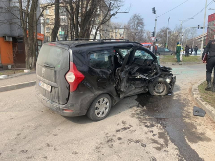 Accident grav in capitala. Patru persoane au ajuns la spital, dupa ce trei automobile s-au lovit puternic - FOTO Accident grav in capitala. Patru persoane au ajuns la spital, dupa ce trei automobile s-au lovit puternic - FOTO