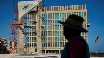 Regimul cubanez construieste un steag gigantic din beton in fata ambasadei americane din Havana Regimul cubanez construieste un steag gigantic din beton in fata ambasadei americane din Havana