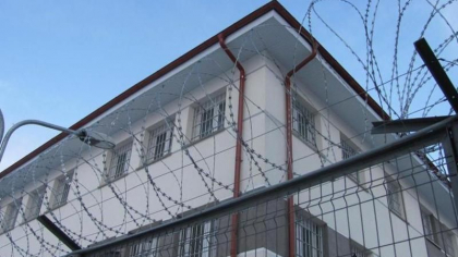 Procurorii vor cere o pedeapsa mai mare pentru tanarul care a injunghiat mortal un barbat la Puhaceni. Acesta a fost condamnat pentru cinci capete de acuzare Procurorii vor cere o pedeapsa mai mare pentru tanarul care a injunghiat mortal un barbat la Puhaceni. Acesta a fost condamnat pentru cinci capete de acuzare