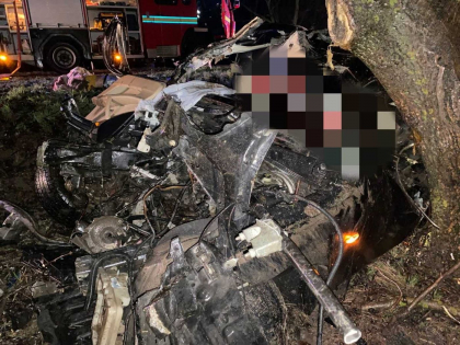 Un baiat, care era omagiat, si o fata de 16 ani au decedat intr-un grav accident la Nisporeni: masina in care se aflau a ajuns intr-un copac - FOTO