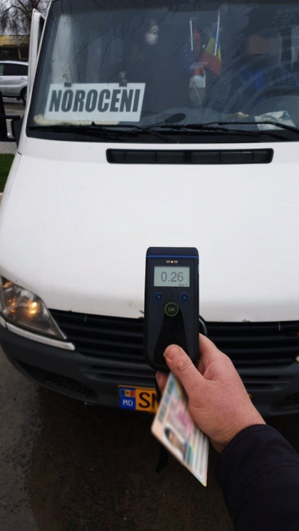 Un sofer de microbuz de ruta, prins beat la volan: transporta pasageri Un sofer de microbuz de ruta, prins beat la volan: transporta pasageri