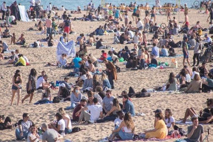 Plajele din Catalonia au fost pline sambata. Oamenii au ignorat restrictiile legate de Covid-19. GALERIE FOTO Plajele din Catalonia au fost pline sambata. Oamenii au ignorat restrictiile legate de Covid-19. GALERIE FOTO