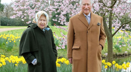 Regina Elisabeta si Printul Charles marcheaza Pastele cu imagini rare