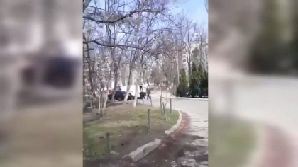 MOMENTUL rapirii fostului judecator ucrainean din curtea unui bloc din capitala - VIDEO MOMENTUL rapirii fostului judecator ucrainean din curtea unui bloc din capitala - VIDEO