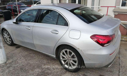 Un moldovean a vrut sa ajunga acasa cu un Mercedes de 50 de mii de euro luat in chirie din Italia, dar vamesii romani i-au dat planurile peste cap. Motivul pentru care masina i-a fost luata
