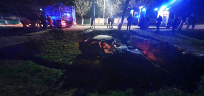 Grav accident la Causeni. Un tanar a murit, dupa ce masina in care se afla a ajuns intr-un sant. La fata locului au intervenit salvatorii pentru a-l descarcera - FOTO Grav accident la Causeni. Un tanar a murit, dupa ce masina in care se afla a ajuns intr-un sant. La fata locului au intervenit salvatorii pentru a-l descarcera - FOTO