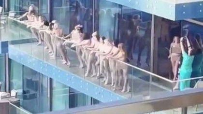 Mai multe femei au fost retinute pentru filmari nud in Dubai - VIDEO Mai multe femei au fost retinute pentru filmari nud in Dubai - VIDEO