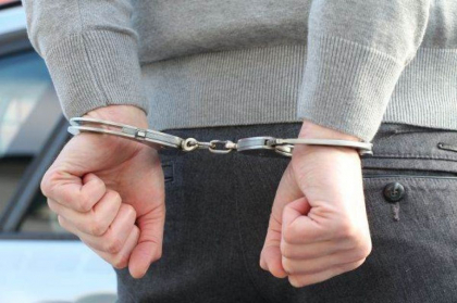 Un avocat din Chisinau, retinut de CNA pentru ca ar fi cerut mita de 52 de mii de euro. I-a spus unei femeii ca ii poate scapa de inchisoare fiul invinuit de omor