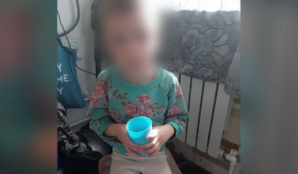 O mama si-a torturat fetita de 8 ani, o tinea legata de maini si de picioare si o infometa, intr-un apartament din Rusia. Vecinii au auzit-o pe copila tipand O mama si-a torturat fetita de 8 ani, o tinea legata de maini si de picioare si o infometa, intr-un apartament din Rusia. Vecinii au auzit-o pe copila tipand