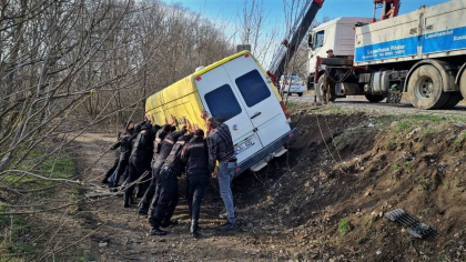 O masina a derapat de pe sosea in apropiere de Drochia. Cum a fost pus pe roti automobilul - FOTO O masina a derapat de pe sosea in apropiere de Drochia. Cum a fost pus pe roti automobilul - FOTO