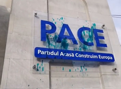 Sigla partidului lui Gheorghe Cavcaliuc a fost stropita cu verde de briliant - VIDEO Sigla partidului lui Gheorghe Cavcaliuc a fost stropita cu verde de briliant - VIDEO
