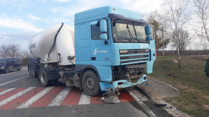 Accident tragic la Rezina. Un sofer a murit, dupa ce masina in care era a fost lovita de un autocamion - FOTO