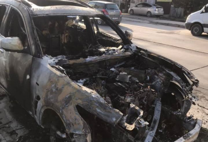 Un automobil, distrus de flacari pe o strada din capitala - VIDEO/FOTO