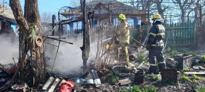 Incendiu la Soroca. O anexa de langa o casa a ars in totalitate, iar trei butelii de gaz au fost scoase din flacari inainte sa explodeze - FOTO
