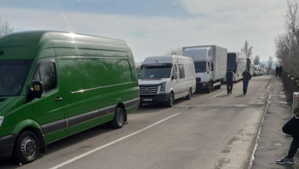 Ambuteiaj la punctul de trecere al frontierei Cahul: 25 de microbuze si cateva autobuze astepta sa iasa din tara. Iata motivul - FOTO Ambuteiaj la punctul de trecere al frontierei Cahul: 25 de microbuze si cateva autobuze astepta sa iasa din tara. Iata motivul - FOTO