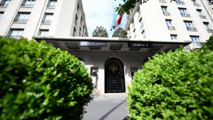 Jaf la un celebru hotel de lux din Paris. Doi hoti au furat bijuterii de 100.000 de euro Jaf la un celebru hotel de lux din Paris. Doi hoti au furat bijuterii de 100.000 de euro